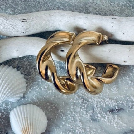 Catherina Gulia gouden oorbellen met uniek twistpatroon, straalt tijdloze glamour uit