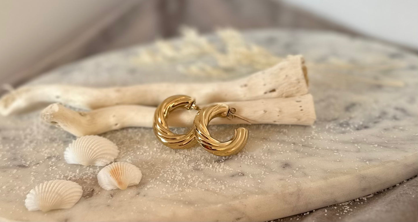 Felicia Isota gouden oorbellen: tijdloos, klassiek en veelzijdig voor dagelijks gebruik.
