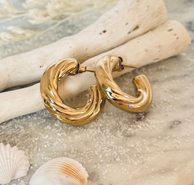 Felicia Isota gouden oorbellen: tijdloos, klassiek en veelzijdig voor dagelijks gebruik.