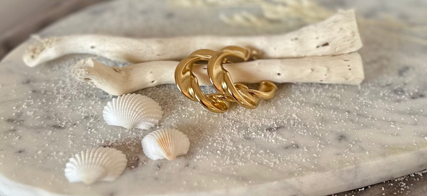 Catherina Gulia gouden oorbellen met uniek twistpatroon, straalt tijdloze glamour uit